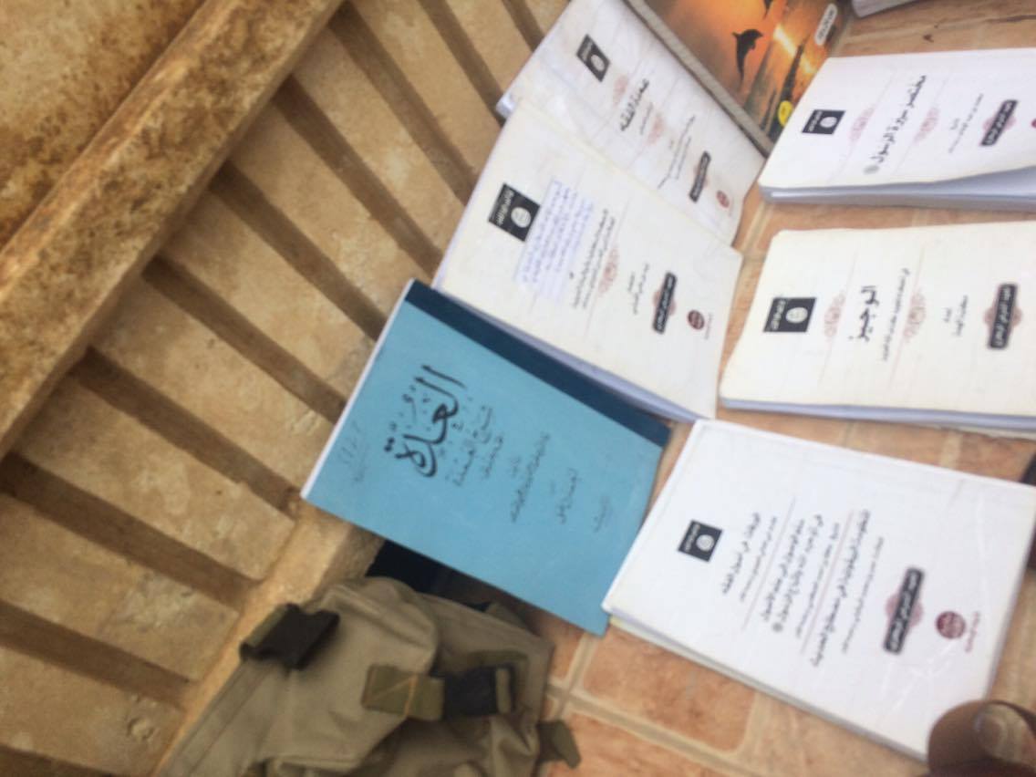 به‌ وێنه‌.. له‌ كارگه‌يه‌كى درووستكردنى چه‌كى داعشدا قوتوى بيره‌ و وێسكى دۆزرايه‌وه‌